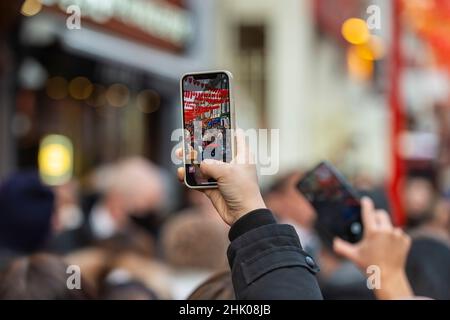 London, Großbritannien. 1. Februar 2022. Die Menschen versuchen, Fotos vom Prinzen von Wales und der Herzogin von Cornwall in Chinatown zu machen, um das Mondneujahr, das Jahr des Tigers, mit einem Besuch lokaler Geschäfte, Organisationen und Gemeinden zu feiern. Kredit: Stephen Chung / Alamy Live Nachrichten Stockfoto