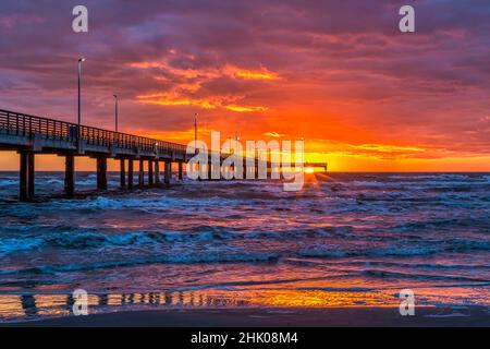 Sonnenaufgang am Bob Hall Pier in der Nähe von Corpus Christi, Texas Stockfoto