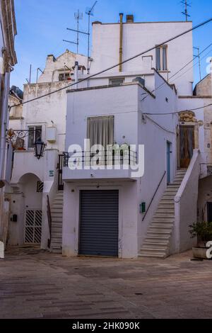 Historisches Stadtzentrum von Martina Franca in Italien - MARTINA FRANCA, ITALIEN - 29. OKTOBER 2021 Stockfoto