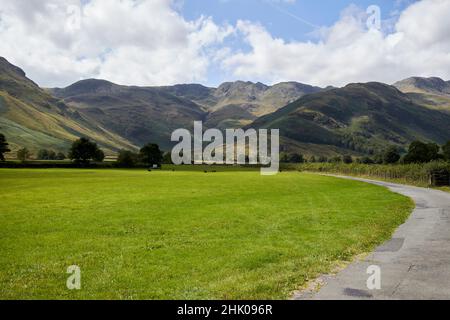 Öffentlicher Fußweg zu zerklitterten Klippen, wie aus dem Inneren des langdale Valley, Seengebiet, cumbria, england, großbritannien, gesehen Stockfoto