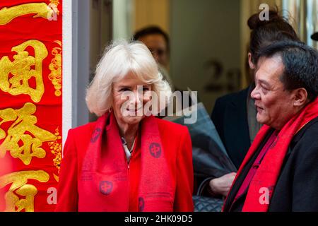 London, Großbritannien. 1. Februar 2022. Die Herzogin von Cornwall verlässt das chinesische Informations- und Beratungszentrum während eines Besuchs in Chinatown, um das Mondneujahr, das Jahr des Tigers, zu feiern. Kredit: Stephen Chung / Alamy Live Nachrichten Stockfoto