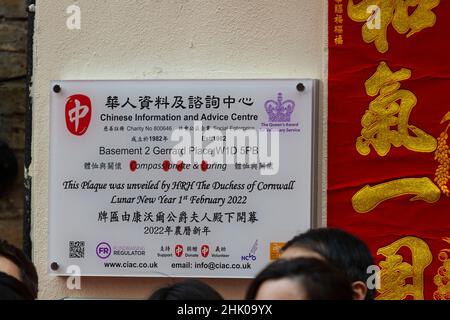 London, Großbritannien. 1. Februar 2022. Eine Tafel wurde enthüllt, nachdem die Herzogin von Cornwall während eines Besuchs in Chinatown, um das Mondneujahr, das Jahr des Tigers, zu feiern, vom chinesischen Informations- und Beratungszentrum angehalten wurde. Kredit: Stephen Chung / Alamy Live Nachrichten Stockfoto