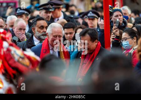 London, Großbritannien. 1. Februar 2022. Der Prinz von Wales und die Herzogin von Cornwall kommen in Chinatown an, um das Mondneujahr, das Jahr des Tigers, mit einem Besuch lokaler Geschäfte, Organisationen und Gemeinden zu feiern. Kredit: Stephen Chung / Alamy Live Nachrichten Stockfoto