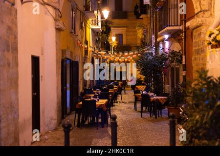 Kleine Gassen in der Altstadt von Bari St. Nicola in Italien - BARI, ITALIEN - 31. OKTOBER 2021 Stockfoto