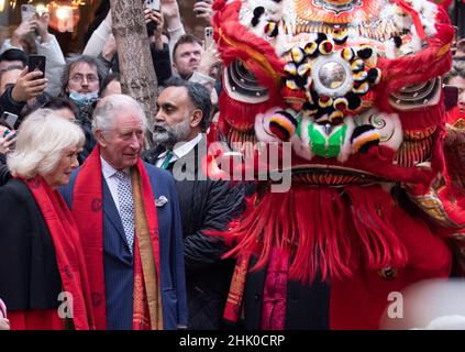 01/02/2022. London, Großbritannien. Seine Königliche Hoheit Prinz Charles und die Herzogin von Cornwall Camilla besuchen die Londoner Chinatown. Heute chinesische peo Stockfoto