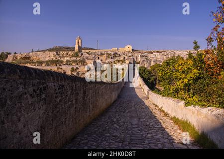 Historisches Stadtzentrum von Gravina in Apulien - ein schönes Dorf in Apulien Italien - MIERA, ITALIEN - 30. OKTOBER 2021 Stockfoto