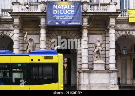 Ein Bus, der vor dem Eingang des Palazzo Civico, Sitz des Rathauses von Turin, auf der Piazza Palazzo di Città, Piemont, Italien, fährt Stockfoto