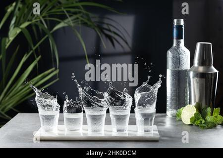 Wodka spritzt in Schnapsgläsern an der Bar. Stockfoto