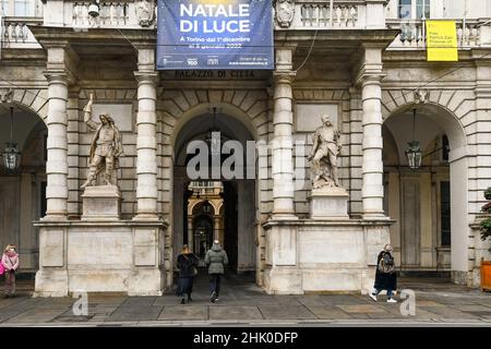 Außen und Eingang des Palazzo Civico, Sitz des Rathauses von Turin, mit Menschen im Winter, Piemont, Italien Stockfoto