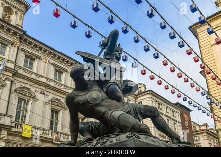 Denkmal für Amadeus VI. Von Savoyen, genannt der Grüne Graf, auf der Piazza Palazzo di Città, vor dem Rathaus von Turin, Piemont, Italien Stockfoto