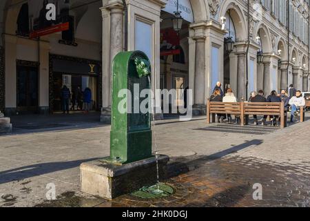 Ein typischer öffentlicher Brunnen, genannt "Toret", das ist "kleiner Stier", einer der Symbole von Turin, auf der Piazza San Carlo, Piemont, Italien Stockfoto