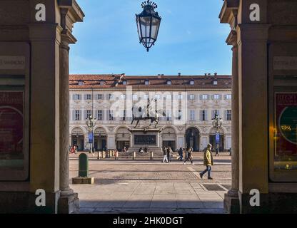 Blick auf den Platz Piazza San Carlo mit der bronzenen Reiterstatue zu Emmanuel Philibert von Savoyen an einem sonnigen Wintertag, Turin, Piemont, Italien Stockfoto