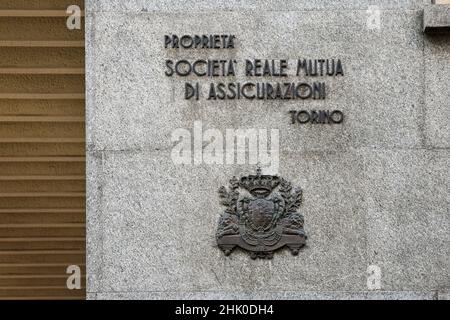 Detail des alten Zeichens von Società reale Mutua di Assicurazioni, einer 1828 in Turin gegründeten Versicherungsgesellschaft auf Gegenseitigkeit, auf einer Außenfassade des Gebäudes, Piemont Stockfoto