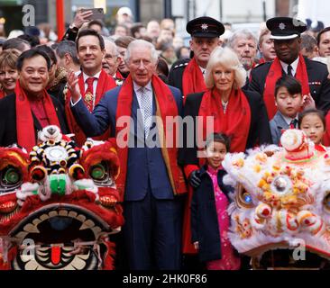 London, Großbritannien. 1st. Februar 2022. Prinz Charles und Camilla, Herzogin von Cornwall, ziehen rote Schals an, während sie Chinatown besuchen, um das chinesische Mondneujahr zu feiern, das am 1st. Februar beginnt. Es ist das Jahr des Tigers. Kredit: Mark Thomas/Alamy Live Nachrichten Stockfoto