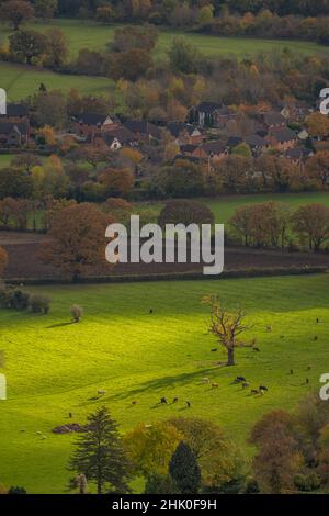 Blick von der Spitze der Malvern Hills auf Felder östlich der Malvern Hills Stockfoto