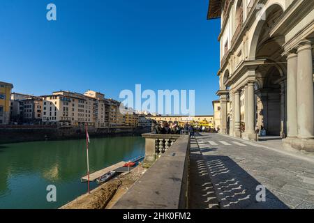 Florenz, Italien. Januar 2022. Blick auf den Lungarno im historischen Zentrum der Stadt Stockfoto