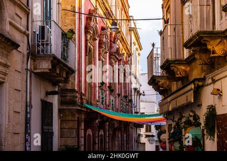 Historisches Stadtzentrum von Martina Franca in Italien - MARTINA FRANCA, ITALIEN - 29. OKTOBER 2021 Stockfoto