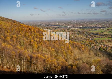 Blick nach Norden entlang der Ostflanke der Malvern Hills an einem Herbsttag. Stockfoto