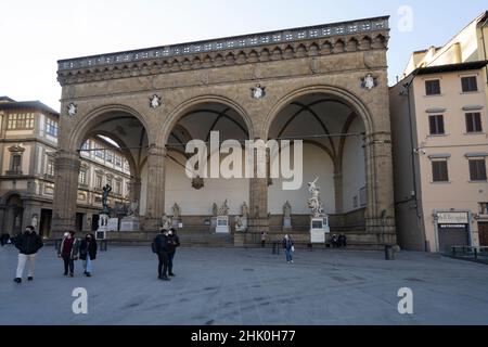 Florenz, Italien. Januar 2022. Die Loggia dei Lanzi, ein zeremonielles Gebäude aus dem 14th. Jahrhundert mit großen Bögen; Open-Air-Galerie der Renaissance Stockfoto