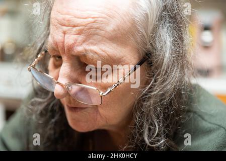 Hachendover, Flämisch-Brabant, Belgien - 09 20 2021: Behinderte 39-jährige Frau und ihre 83-jährige Mutter, die sich zu Hause in der Küche amüsieren.