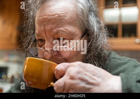 Hachendover, Flämisch-Brabant, Belgien - 09 20 2021: Behinderte 39-jährige Frau und ihre 83-jährige Mutter, die sich zu Hause in der Küche amüsieren.