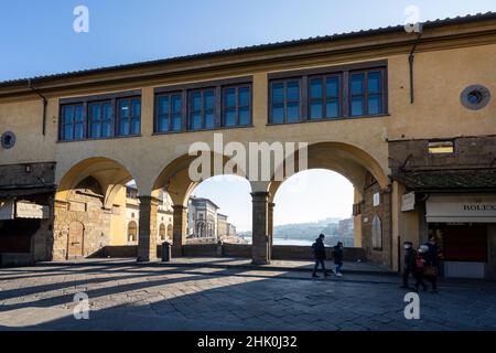 Florenz, Italien. Januar 2022. Die Bögen der Gebäude auf der alten Brücke im historischen Zentrum der Stadt Stockfoto