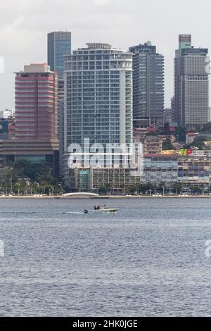 Luanda Angola - 10 13 2021: Blick auf die Innenstadt von Luanda, moderne Wolkenkratzer, Bucht, Marginal- und Zentralgebäude, Fischer auf der Traditiono Stockfoto