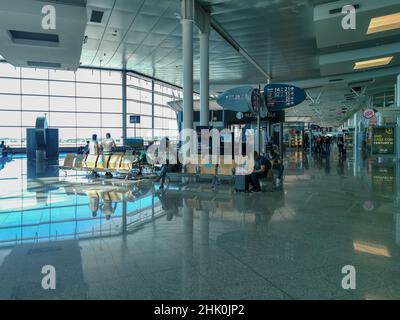 Porto Portugal 09 19 2021: SA Carneiro Flughafen Innenansicht, mit Menschen auf dem Flur, zu Fuß und mit Koffern auf der Anlegestelle warten Stockfoto