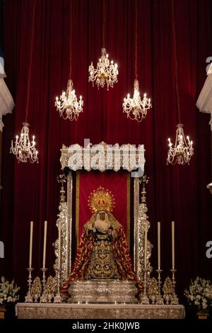 Bild der heiligen Jungfrau Maria in der Kapelle der Seeleute in Triana, Sevilla. Die Jungfrau trägt den Namen Nuestra Señora de la Esperanza de Triana. Stockfoto