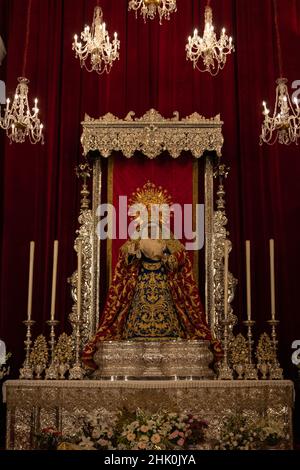 Bild der heiligen Jungfrau Maria in der Kapelle der Seeleute in Triana, Sevilla. Die Jungfrau trägt den Namen Nuestra Señora de la Esperanza de Triana. Stockfoto