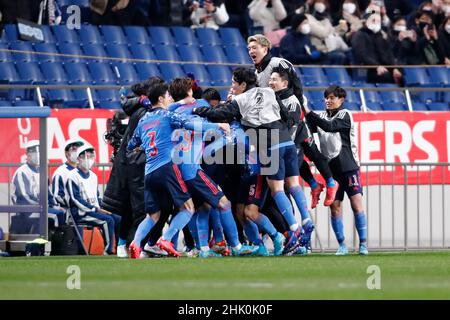 Saitama, Japan. 1st. Februar 2022. Spieler aus Japan feiern nach dem Sieg des Spiels AFC Asian Qualifiers (Road to Qatar) Japan gegen Saudi-Arabien im Saitama Stadium 2002 in Japan. Japan besiegt Saudi-Arabien 2-0. (Bild: © Rodrigo Reyes Marin/ZUMA Press Wire) Stockfoto