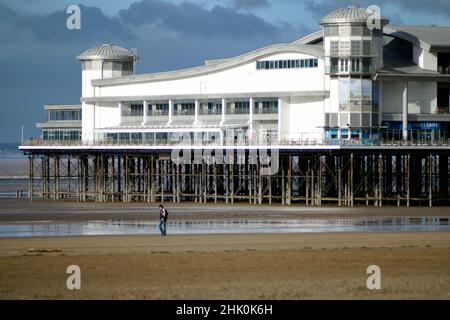 Ein Bild des Grand Pier in Weston-s-Mare, Großbritannien. Der Pier wurde in den letzten Jahren renoviert und wurde von den Architekten Angus Meek neu und modern gestaltet Stockfoto