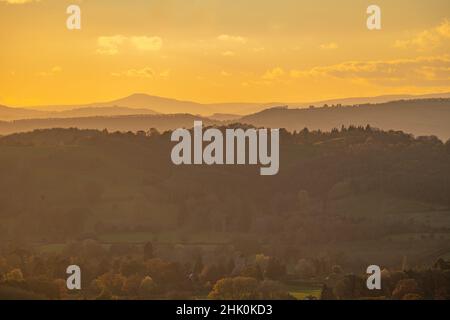 Blick nach Westen auf den Sonnenuntergang vom Wyche in den Malvern Hills Stockfoto