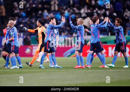 Saitama, Japan. 1st. Februar 2022. Spieler aus Japan feiern nach dem Sieg des Spiels AFC Asian Qualifiers (Road to Qatar) Japan gegen Saudi-Arabien im Saitama Stadium 2002 in Japan. Japan besiegt Saudi-Arabien 2-0. (Bild: © Rodrigo Reyes Marin/ZUMA Press Wire) Stockfoto