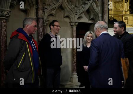 Der Prinz von Wales mit Pater Dominic Robinson (zweiter rechts), dem Pfarrer der Kirche, spricht mit Richard (links, Nachname nicht angegeben) und Nick (zweiter links, Nachname nicht angegeben), Vertreter des Obdachlosendienstes der Kirche während seines Besuchs bei Dr. Irina Bradleys "Metamorphosis"-Ikonenausstellung in der katholischen Kirche der Unbefleckten Empfängnis im Zentrum von London. Bilddatum: Dienstag, 1. Februar 2022. Stockfoto