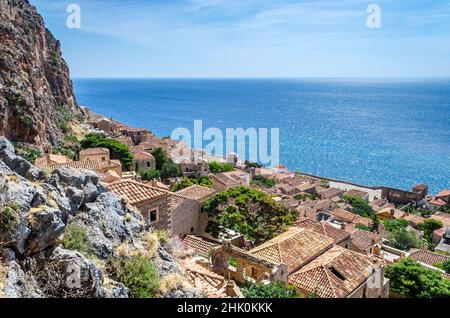 Panoramablick auf die Burgstadt Monemvasia mit traditionellen Häusern und Hotels. Berühmtes Byzantinisches Mittelalterliches Erbe. Monemvasia Island, Griechenland. Stockfoto