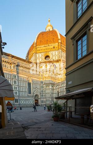 Florenz, Italien. Januar 2022. Blick auf Brunelleschis Kuppel der Kathedrale von Santa Maria degli Angeli zwischen den Häusern des historischen Stadtkentals Stockfoto