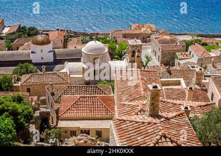 Luftaufnahme von Monemvasia Castle Town mit traditionellen Häusern und Hotels, in Griechenland. Berühmtes Byzantinisches Mittelalterliches Erbe. Berühmte Touristenattraktion Stockfoto