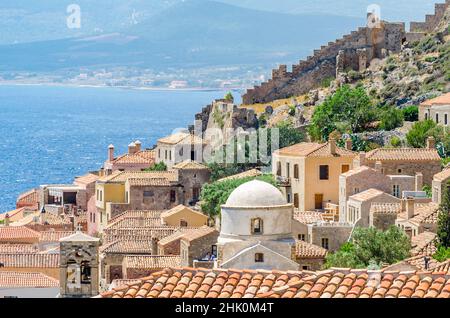 Monemvasia Burgstadt mit traditionellen Häusern, Hotels und Kirchen in Griechenland. Berühmtes Byzantinisches Mittelalterliches Erbe. Berühmte Touristenattraktion Stockfoto