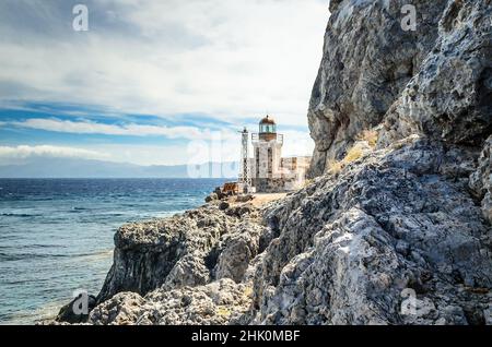 Berühmter Leuchtturm auf dem Schloss von Monemvasia Stadt, Griechenland. Struktur auf den steilen Felsen der Insel in einer dramatischen Szene mit Blue Sea & Sky Stockfoto