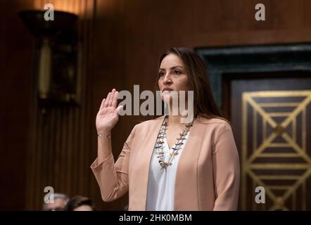 Sunshine Suzanne Sykes wird vereidigt, da sie vor einem Senatsausschuss für die Gerichtsverhandlung erscheint, weil sie am Dienstag, den 1. Februar 2022, im Dirksen Senate Office Building in Washington, DC, zur Bezirksrichterin des Central District of California ernannt wurde. Kredit: Rod Lamkey/CNP /MediaPunch Stockfoto