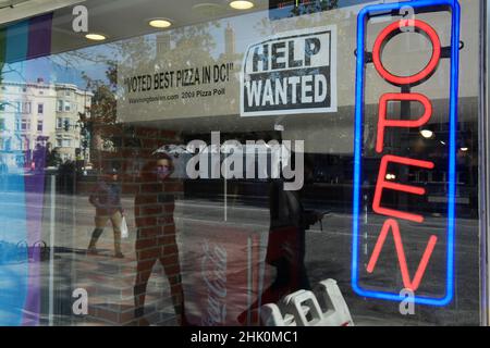 Washington, USA. 01st. Februar 2022. Am 01. Februar 2022 sind Geschäfte mit Stellenschildern im Adams Morgan-Viertel in Washington DC, USA, zu sehen. (Foto von Lenin Nolly/Sipa USA) Quelle: SIPA USA/Alamy Live News Stockfoto