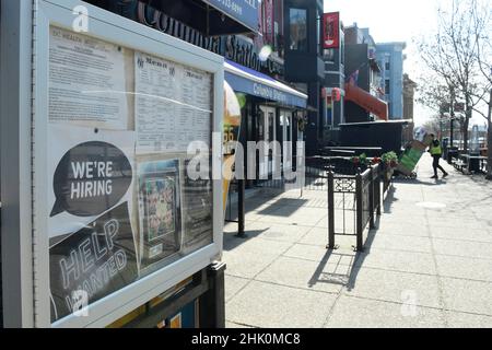 Washington, USA. 01st. Februar 2022. Am 01. Februar 2022 sind Geschäfte mit Stellenschildern im Adams Morgan-Viertel in Washington DC, USA, zu sehen. (Foto von Lenin Nolly/Sipa USA) Quelle: SIPA USA/Alamy Live News Stockfoto