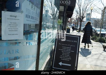 Washington, USA. 01st. Februar 2022. Am 01. Februar 2022 werden Geschäfte mit Stellenschildern im Dupont-Viertel in Washington DC, USA, gesehen. (Foto von Lenin Nolly/Sipa USA) Quelle: SIPA USA/Alamy Live News Stockfoto