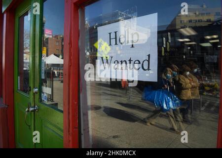 Washington, USA. 01st. Februar 2022. Am 01. Februar 2022 sind Geschäfte mit Stellenschildern im Adams Morgan-Viertel in Washington DC, USA, zu sehen. (Foto von Lenin Nolly/Sipa USA) Quelle: SIPA USA/Alamy Live News Stockfoto