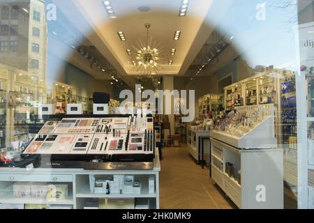 Washington, USA. 01st. Februar 2022. Geschäfte werden heute am 01. Februar 2022 im Dupont-Viertel in Washington DC, USA, wie Empty Store Front gesehen. (Foto von Lenin Nolly/Sipa USA) Quelle: SIPA USA/Alamy Live News Stockfoto