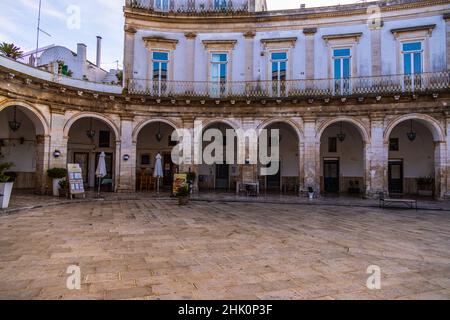 Historisches Stadtzentrum von Martina Franca in Italien - MARTINA FRANCA, ITALIEN - 29. OKTOBER 2021 Stockfoto