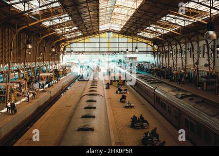 Kairo Ägypten Januar 2022 Central Ramses Station in Kairo, Züge nach alexandria, luxor, assuan. Mehrere Züge warten auf die Abfahrt Stockfoto