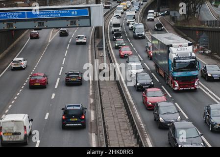 Starker Verkehr während der Hauptverkehrszeit auf der Autobahn M8 in Richtung Norden durch die Stadt Glasgow, Schottland.
