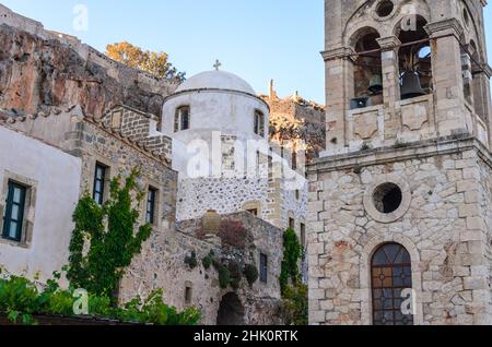 Blick auf eine mittelalterliche byzantinische Kirche und den Steinturm Βelfry auf der Insel Monemvasia, Peloponnes, Griechenland. Historische Gebäude in der Burgstadt Stockfoto